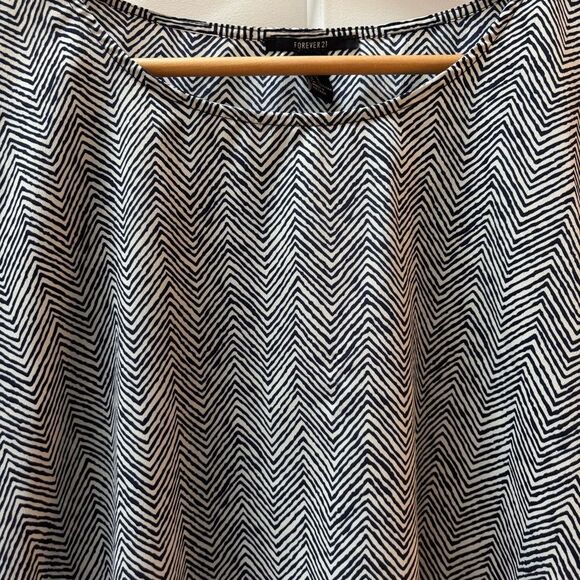 Forever 21 Black & White Chevron Print Blouse – Size L - Picture 4 of 5